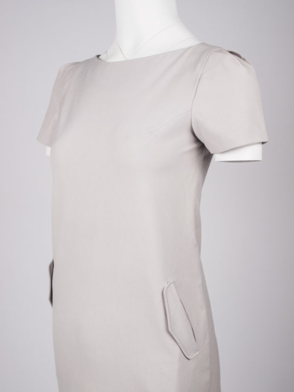 August pocket dress - Warm grey, half body